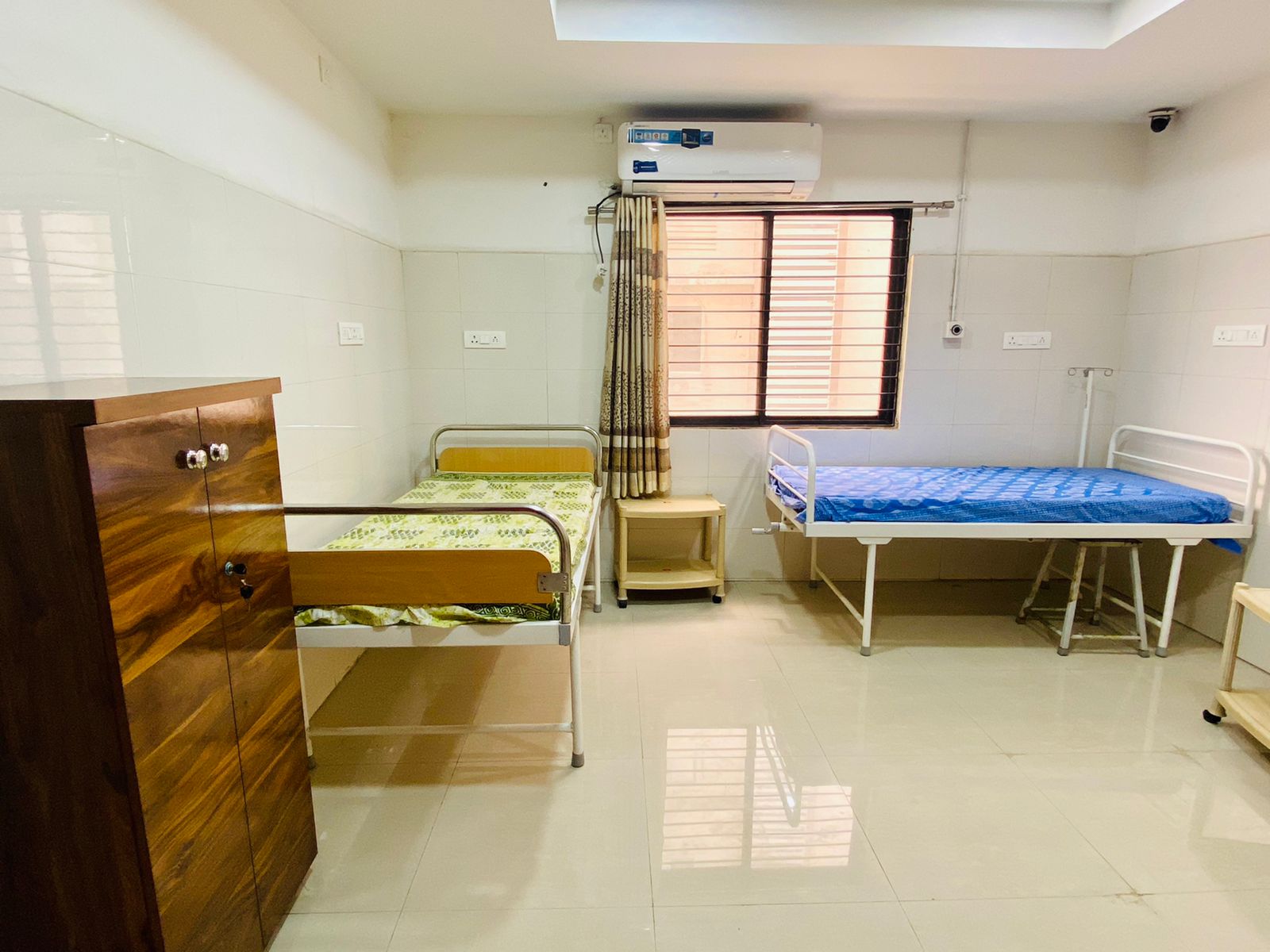 Patient room with air conditioning and modern amenities